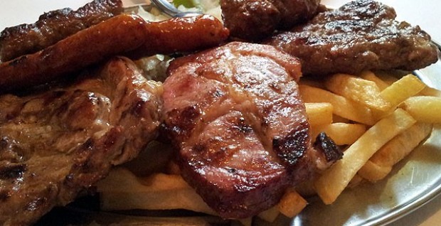Samo 650 din za mešano meso za 2 osobe + pomfrit + dezert u restoranu Jablanica kod Đerma!