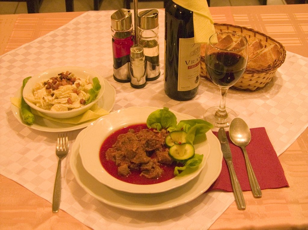 Samo 250 din. za DVA KUVANA JELA po izboru + SALATA u restoranu Jablanica kod Đerma!