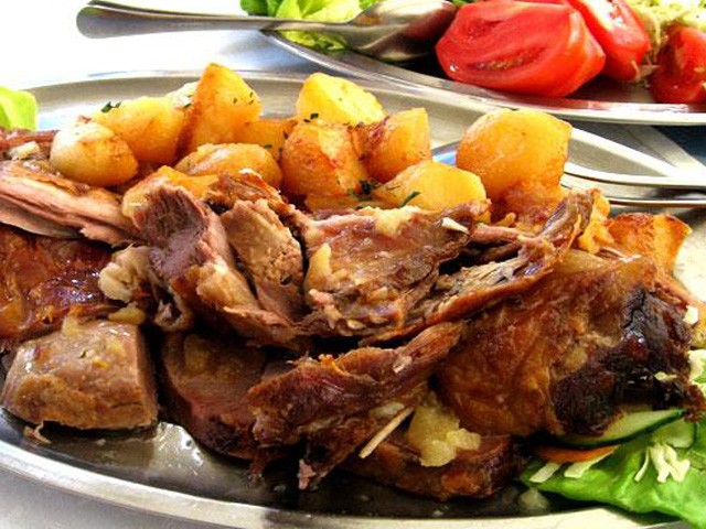 Samo 600 din. klopa za dvoje - 2 porcije TELETINE ISPOD SAČA sa prilogom i dezertom u restoranu Jablanica!