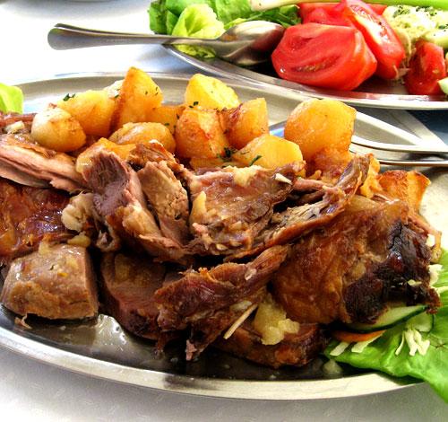 Samo 490 din. DVE PORCIJE jagnjetine ispod saca sa prilogom i dezertom (za 2 osobe) u restoranu Jablanica!